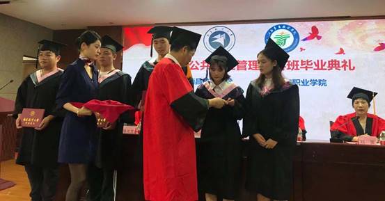 郑院长颁发毕业证书